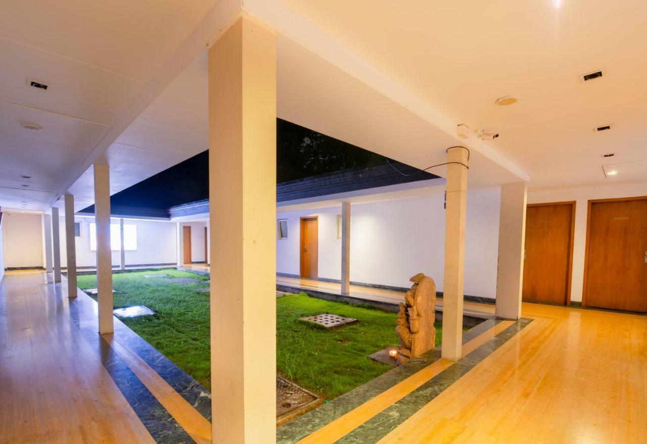 Mint Koregaon Park Next To Osho Ashram ปูเน่ ภายนอก รูปภาพ